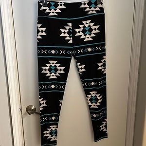 Lularoe leggings tall and curvy super cute print. Super soft.